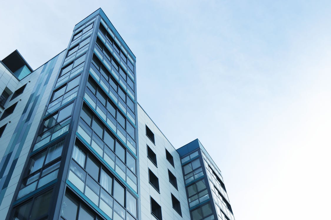 A person looks thoughtfully at a wall with a complex and tangled set of lines, representing the confusing process of real estate without expert guidance.